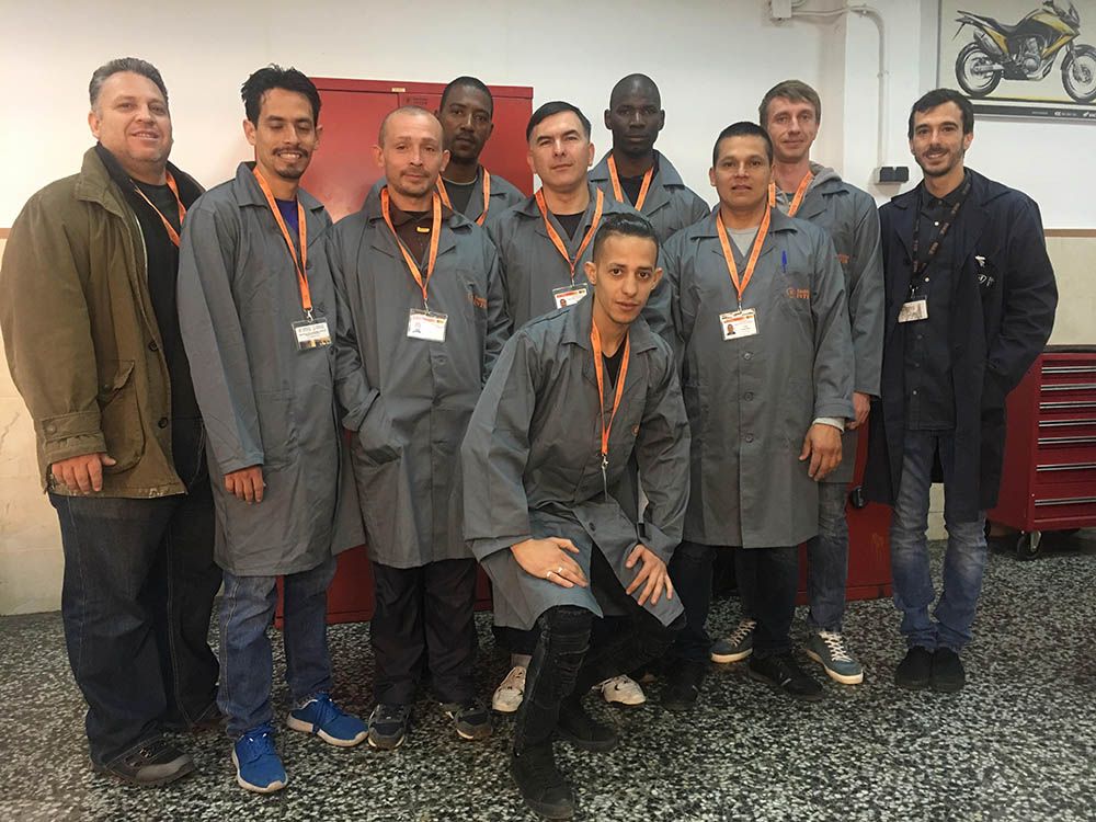 Alumnos de la Fundación INTER en el taller de mecánica