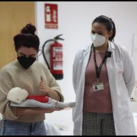 Alumna INTER realizando RCP a simulador de bebé